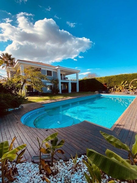 Stunning Villa with Large Garden in Cesme
